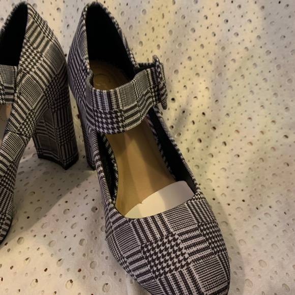 Comfort Est. 1946 Mary Jane Pumps - Picture 2 of 16